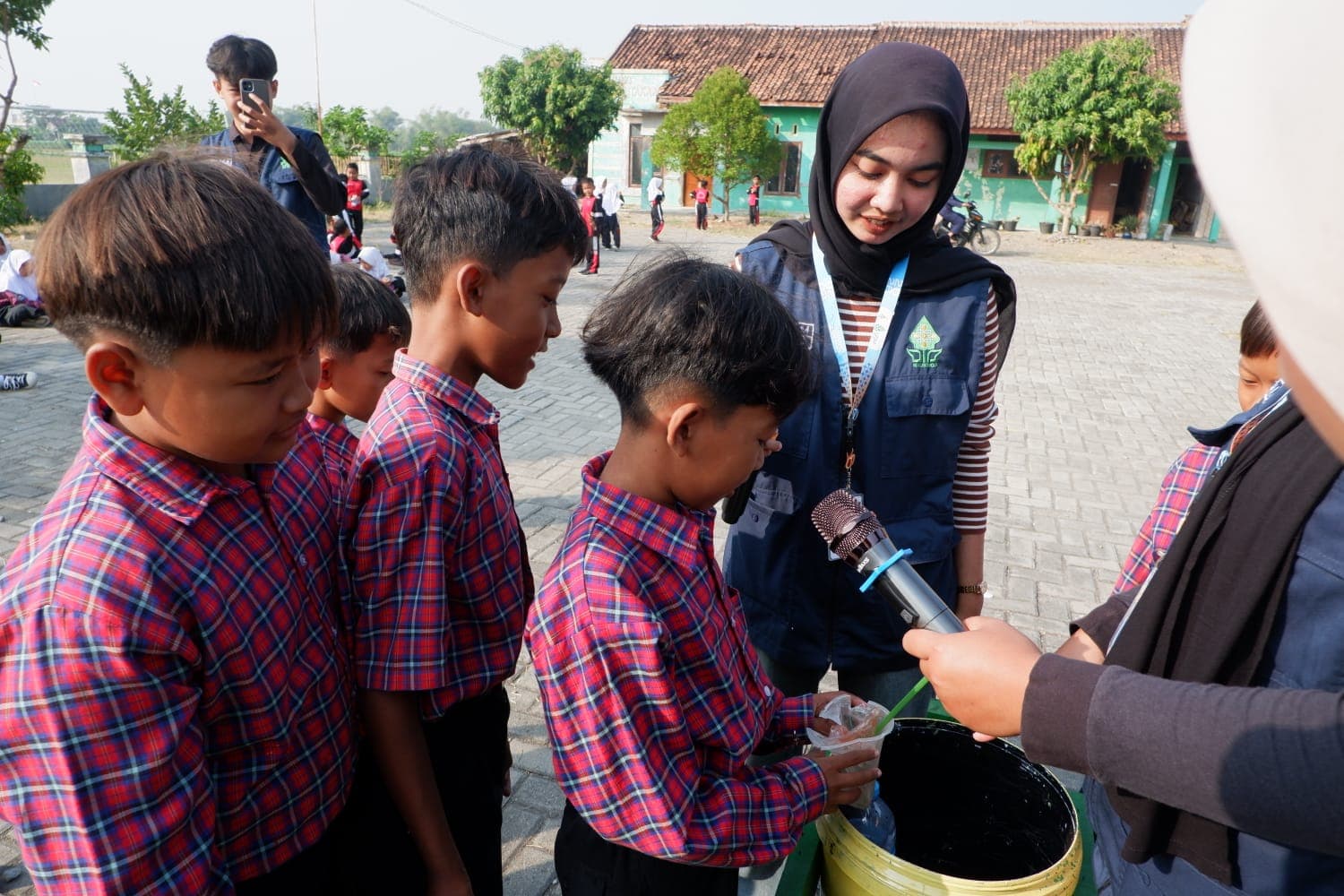 KKN Posko 90 UIN Ws Bangun Kebiasaan Peduli Lingkungan di sd sarirejo 02