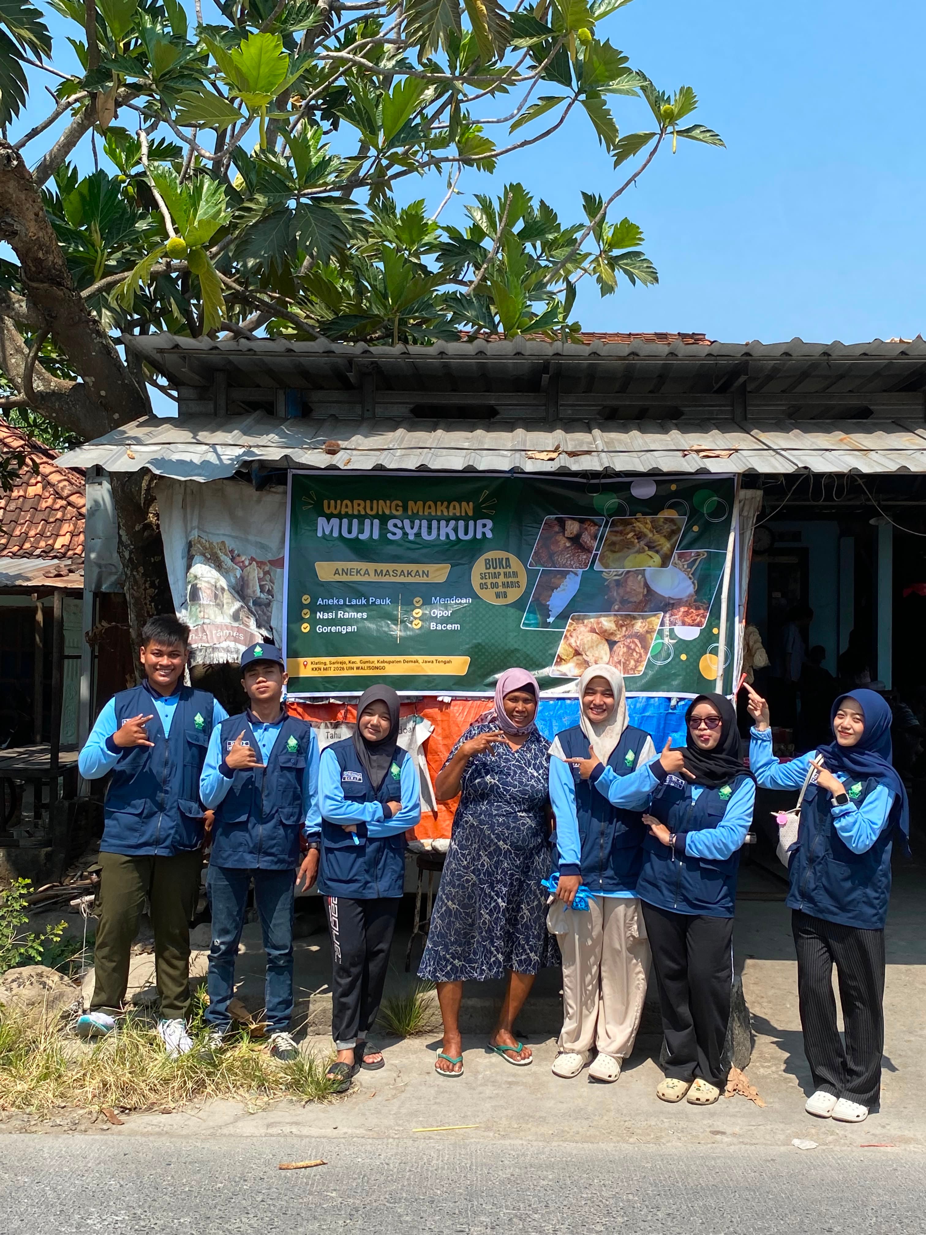 KKN UIN Walisongo Posko 90 Bantu Branding UMKM Desa Sarirejo Lewat Pemberian Banner