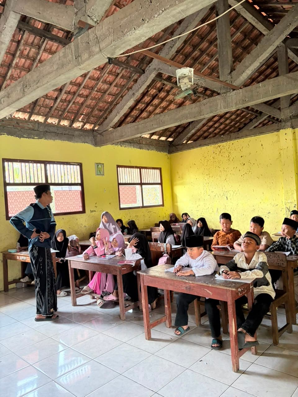 mengajar siswa madrasah diniyah